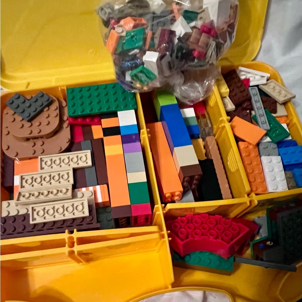 LEGO Bright Yellow Carry Case with 460 Various Sized Colorful Bricks & Bases - Picture 11 of 14
